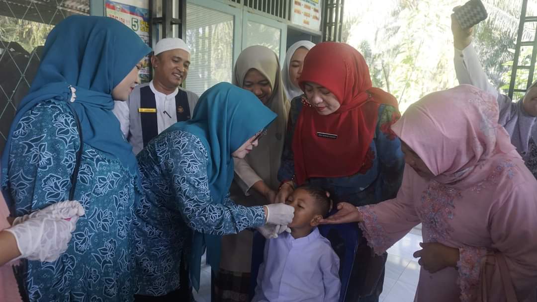 Ketua TP-PKK Pasbar Tinjau Pelaksanaan PIN Polio  Di Kecamatan Luhak Nan Duo