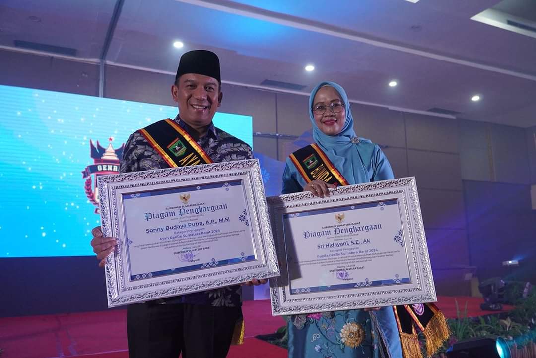 Pj Wako Padang Panjang  Dan Pj Ketua TP-PKK Terima Anugerah Ayah dan Bunda GenRe Pengayom