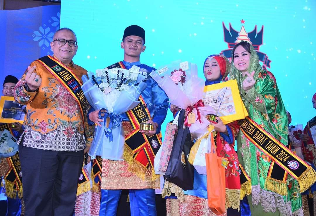 Pj Wako Padang dan Istri Terima Anugerah Ayah Bunda GenRe Sumbar Kategori “Pengayom”