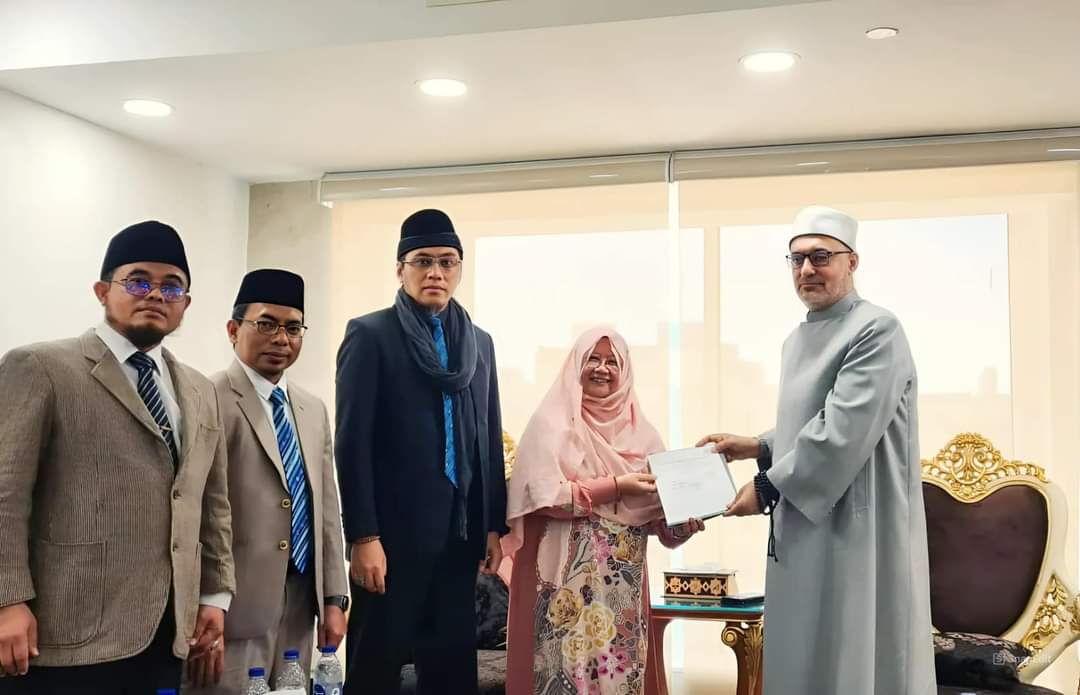Perguruan Diniyyah Puteri  Padang Panjang Terima Piagam Muadalah ari Universitas Al Azhar Kairo