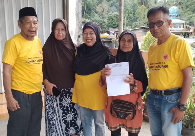 Alumni SD 123 Bungo Tanjuang Berikan Bantuan Untuk Korban Banjir Bandang Di Nagari Batipuah Baruah