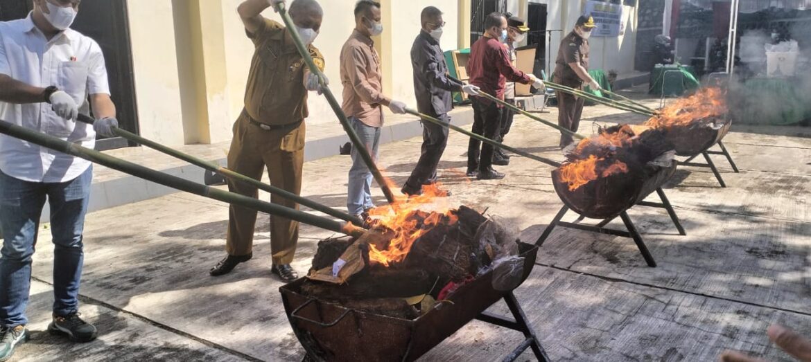 Kejaksaan Negeri Tanah Datar  Musnahkan Barang Bukti  Yang Telah Punya Kekuatan Hukum Tetap