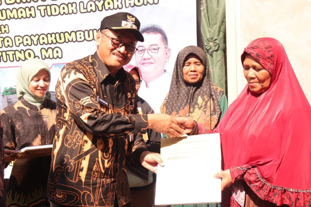 Warga Kelurahan Padang Tangah Payobada Sutri Ningsih Merasa Haru Saat Menerima Kunci Rumah Baru Dari Pj Walikota Payakumbuh