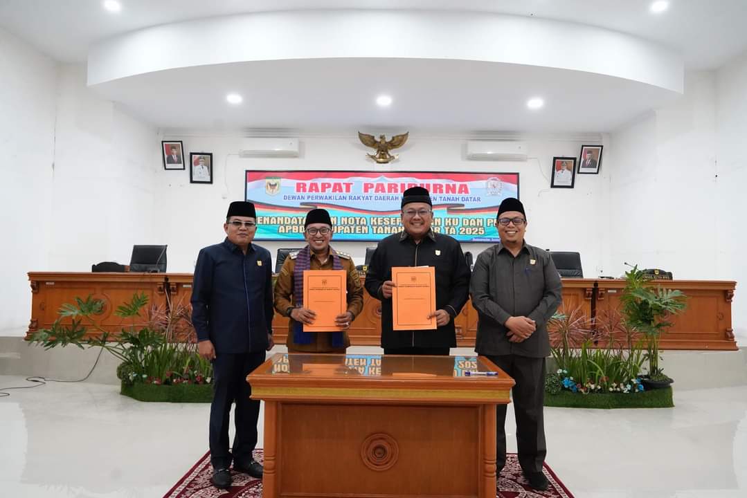 Pimpinan DPRD Bersama Bupati Tanah Datar Tanda Tangani Nota kesepakatan Kua Dan Ppas APBD Tahun 2025