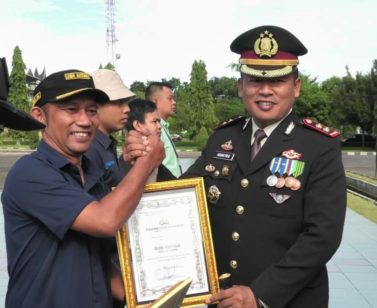 Kapolres Pasaman Barat AKBP Agung Tribawanto, S.IK Berikan Penghargaan Kepada Wartawan