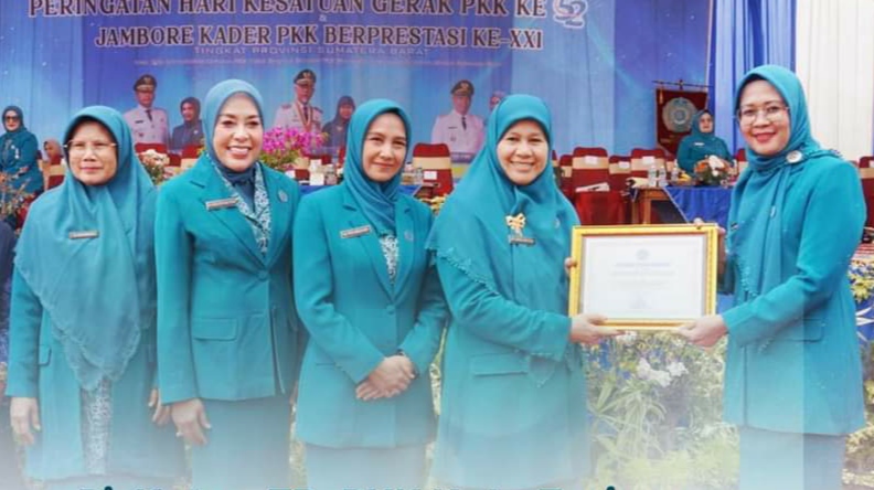 Pj Ketua TP- PKK Padang Panjang Terima Penghargaan Dari Ketua TP- PKK Sumbar