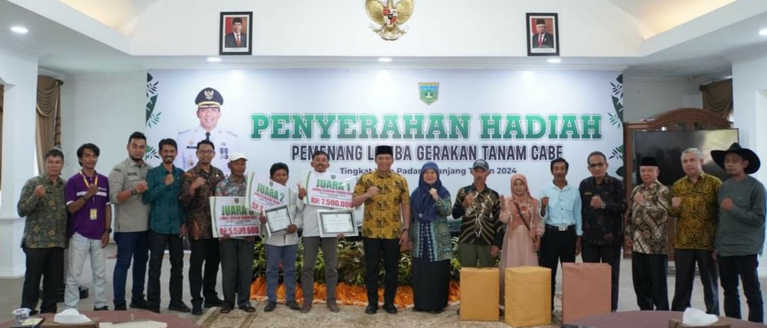 Pj Wako Padang Panjang  Serahkan Hadiah Lomba Gerakan Tanam Cabai, Ini Pemenangnya