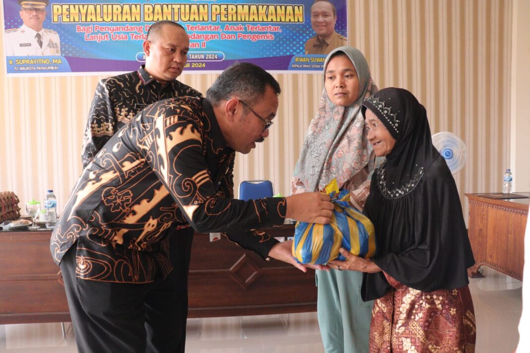 Pj Wali Kota Payakumbuh Serahkan Bantuan Sosial  Kepada 90 Warganya 
