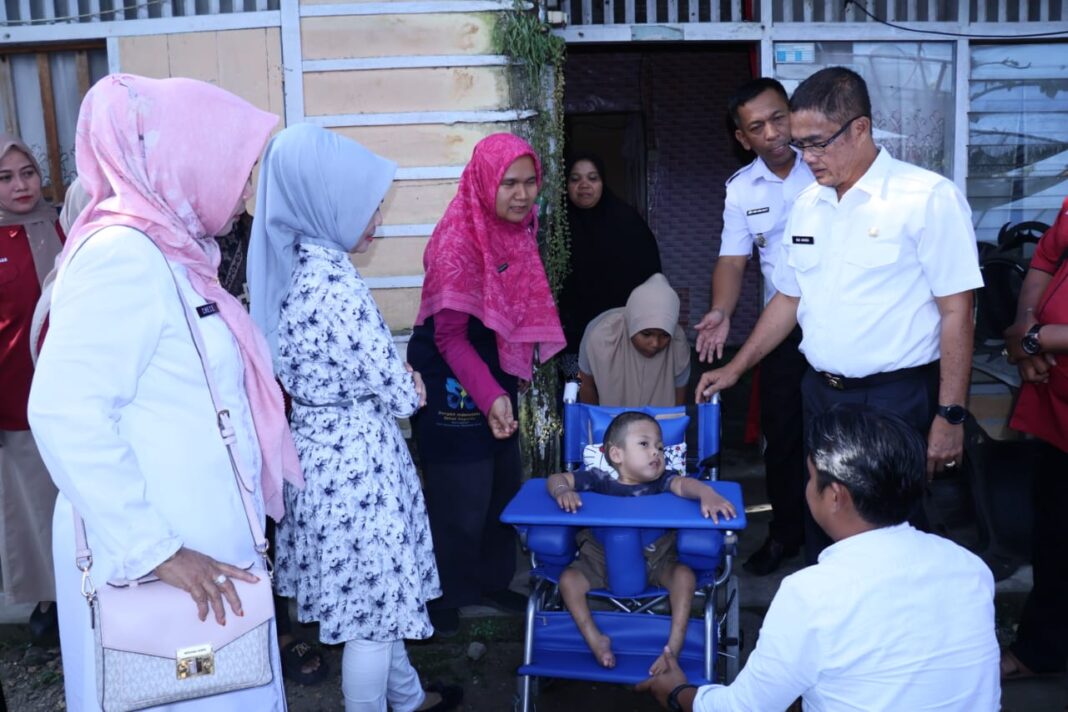 Ridwan Ikhsan (4 th) Penderita Hydrocephalus  Dapat Kursi Roda Dari Pemko Payakumbuh