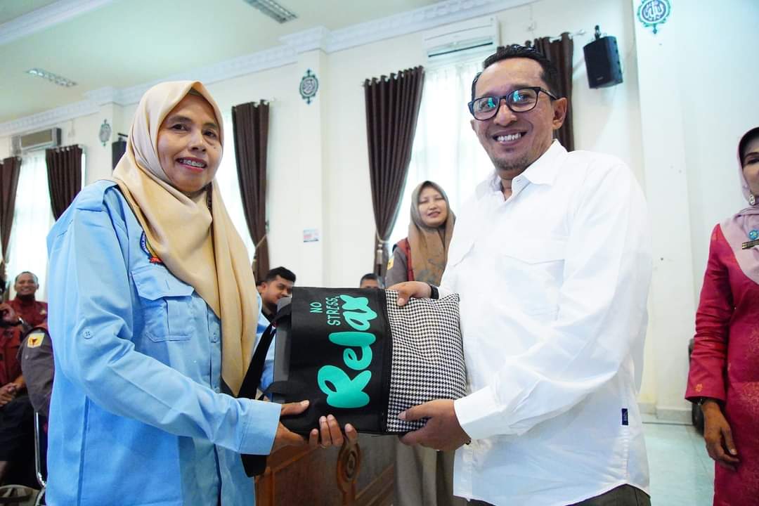 50 Pendamping PKH Terima Bantuan Tablet Dari Bupati Tanah Datar