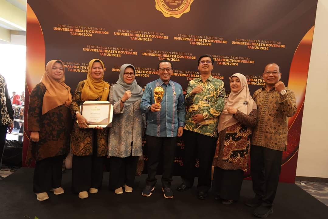 Bupati Tanah Datar Terima Penghargaan UHC Award  Dari Menteri Koordinator Bidang Pembangunan Manusia dan Kebudayaan RI