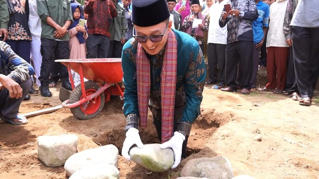 Bupati Tanah Datar  Letakkan Batu Pertama Pembangunan  Balai-balai Adat Maharajo Basa di Jorong Padang Panjang Nagari Pariangan