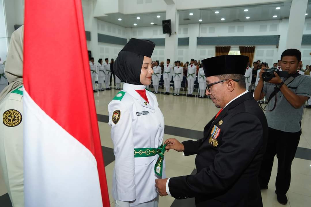 Disaksikan Orang Tua, 63 Calon Paskibraka DiKukuhkan Bupati Tanah Datar