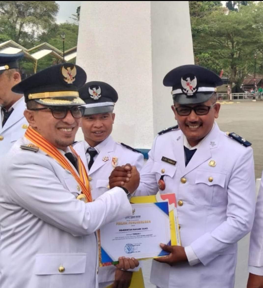 Di Hari Peringatan HUT Kemerdekaan RI, Bupati Tanah Datar Berikan Sejumlah Penghargaan