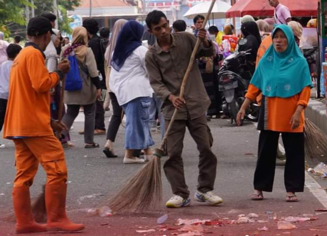 Masyarakat Haru Melihat Kesigapan Tim Kebersihan Kota Padang Panjang Membersihkan Sampah Seusai Pawai Allegoris