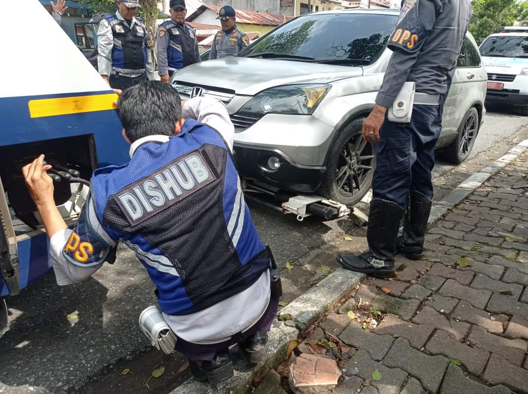 Dishub Padang Derek dan Kempeskan Mobil Pengendara Nakal Yang Parkir Di Luar Yang Ditentukan