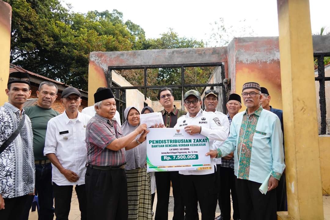 Bupati Tanah Datar  Serahkan Bantuan Kepada Korban Musibah Kebakaran di Datar Jorong Nan IX Nagari Pagaruyung,