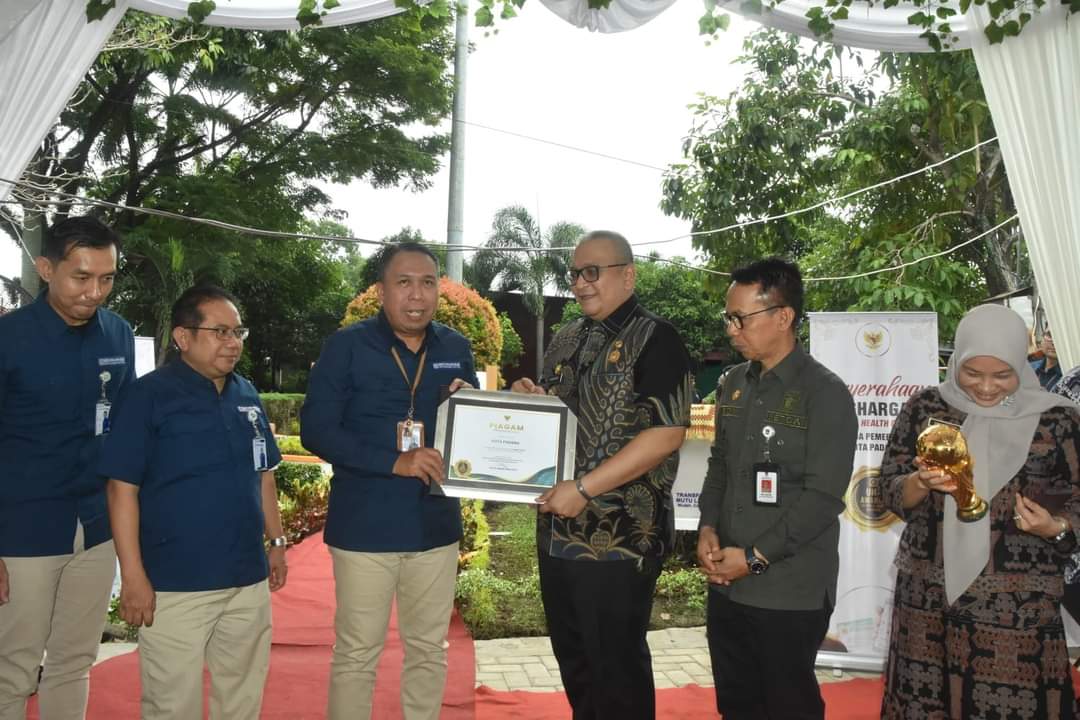 Pj  Wali Kota Padang Terima  Piagam Penghargaan UHC Award Dari Direktur Utama BPJS