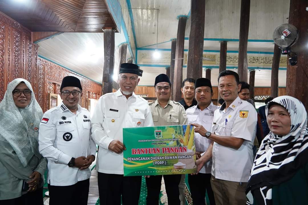 Masyarakat Tanah Datar Yang Terdampak Banjir Bandang  Terima  650 Paket Sembako Dari Gubernur Sumbar