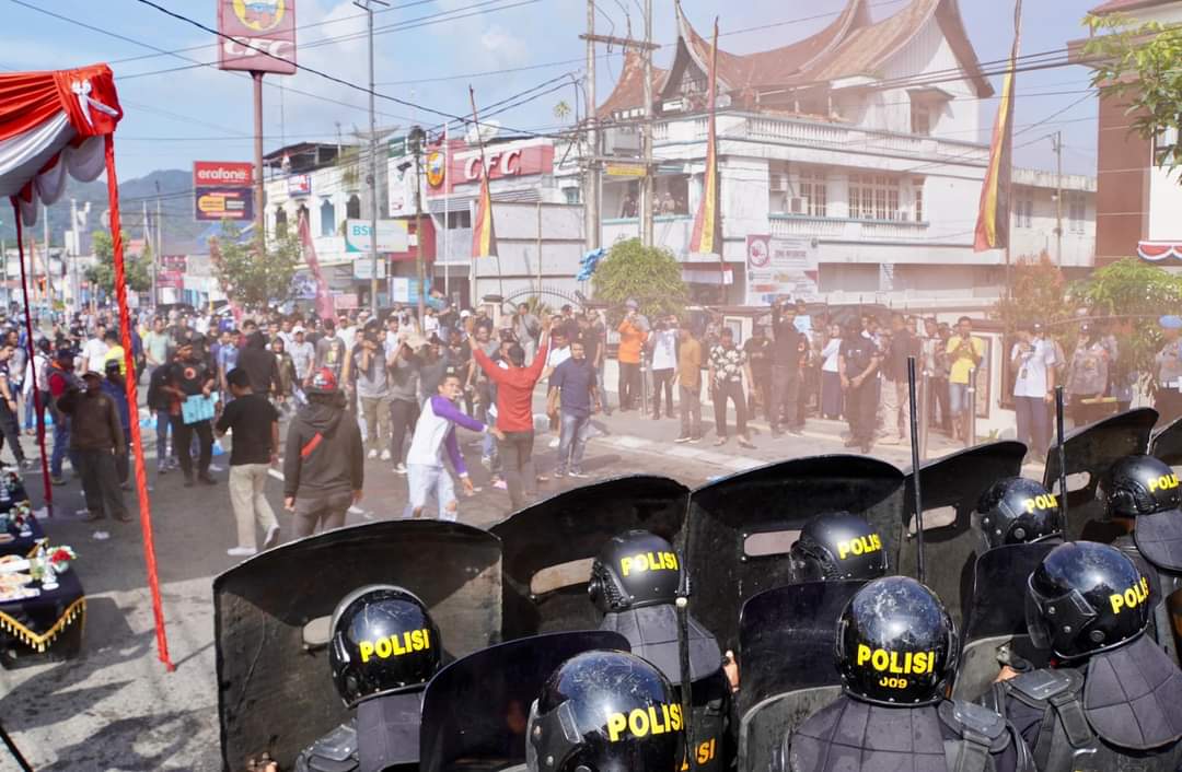 Jelang Pilkada, Ratusan Pengunjuk Rasa Orasi Di Pengadilan Negeri Padang Panjang, Ada Apa ?