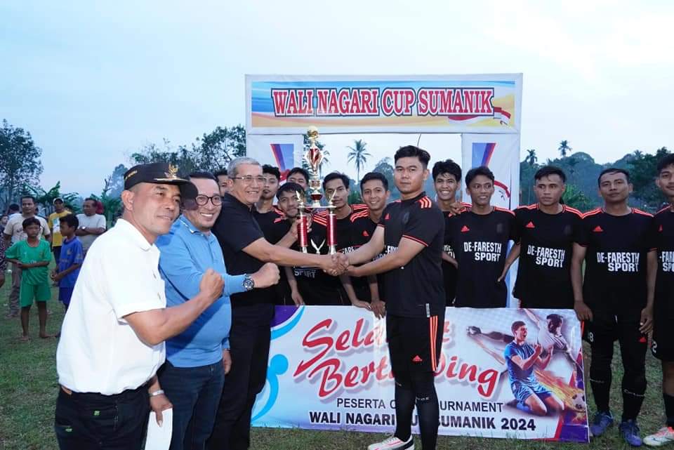 Bupati Tanah Datar Tutup Turnamen Sepak Bola Wali Nagari Cup 1 Nagari Sumanik Kecamatan Salimpaung 