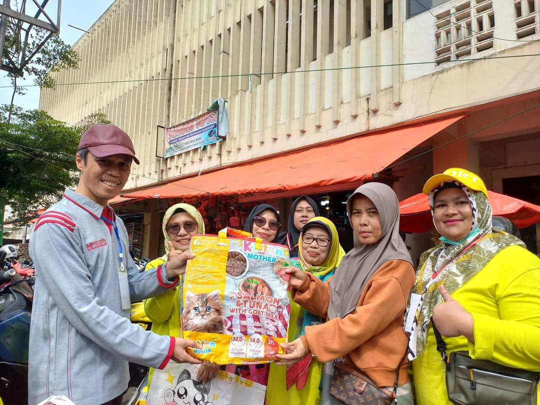 Perkim LH Bagikan Eco Enzyme Dan Tas Daur Ulang  Kepada Masyarakat Di Pasar Pusat Kota Padang Panjang