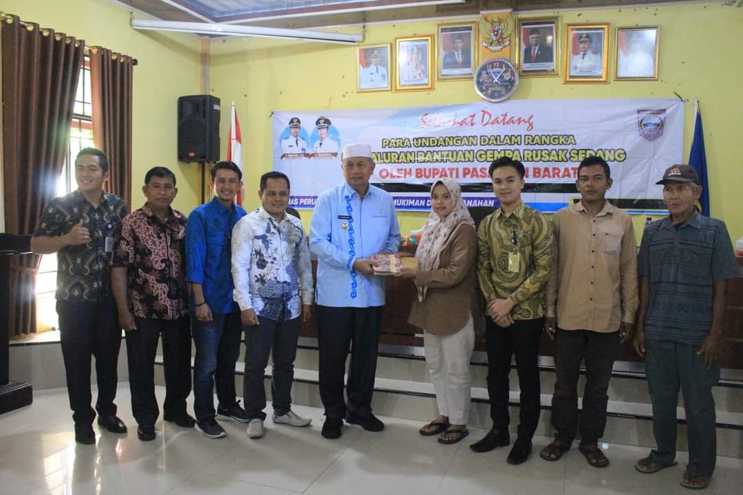 Bupati Pasbar Salurkan Bantuan 41 Rusak Sedang Di Nagari Kajai Dan Timbo Abu Kecamatan Talamau