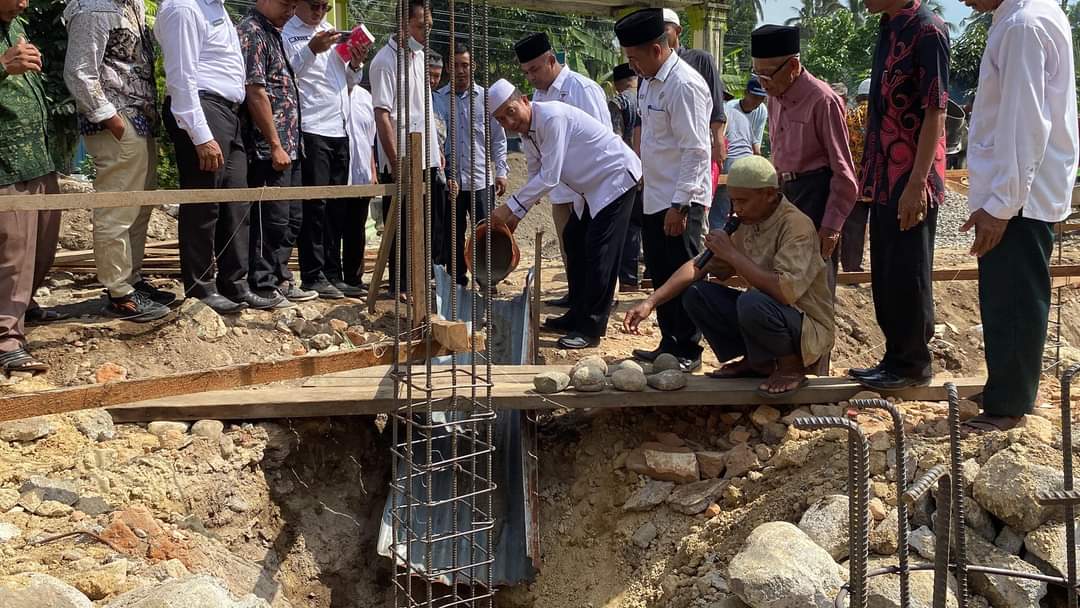 Wakil Bupati Pasbar Letakan Batu Pertama Pembangunan Masjid Al Muhajirin Kampung 1 Jorong Suka Maju  Nagari Mahakarya Kecamatan Luhak Nan Duo