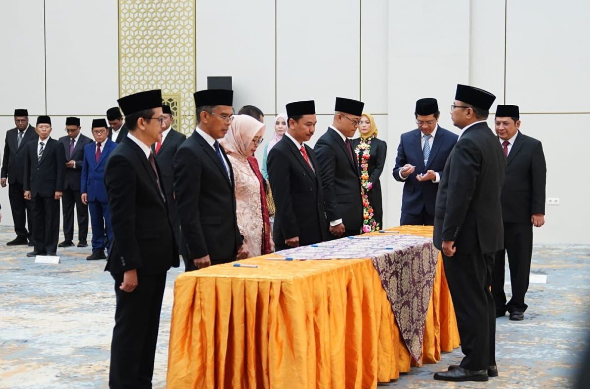 Prof. Delmus Puneri Salim, M.A., M.Res., Ph.D.  Dilantik Sebagai Rekor UIN Mahmud Yunus  Batusangkar