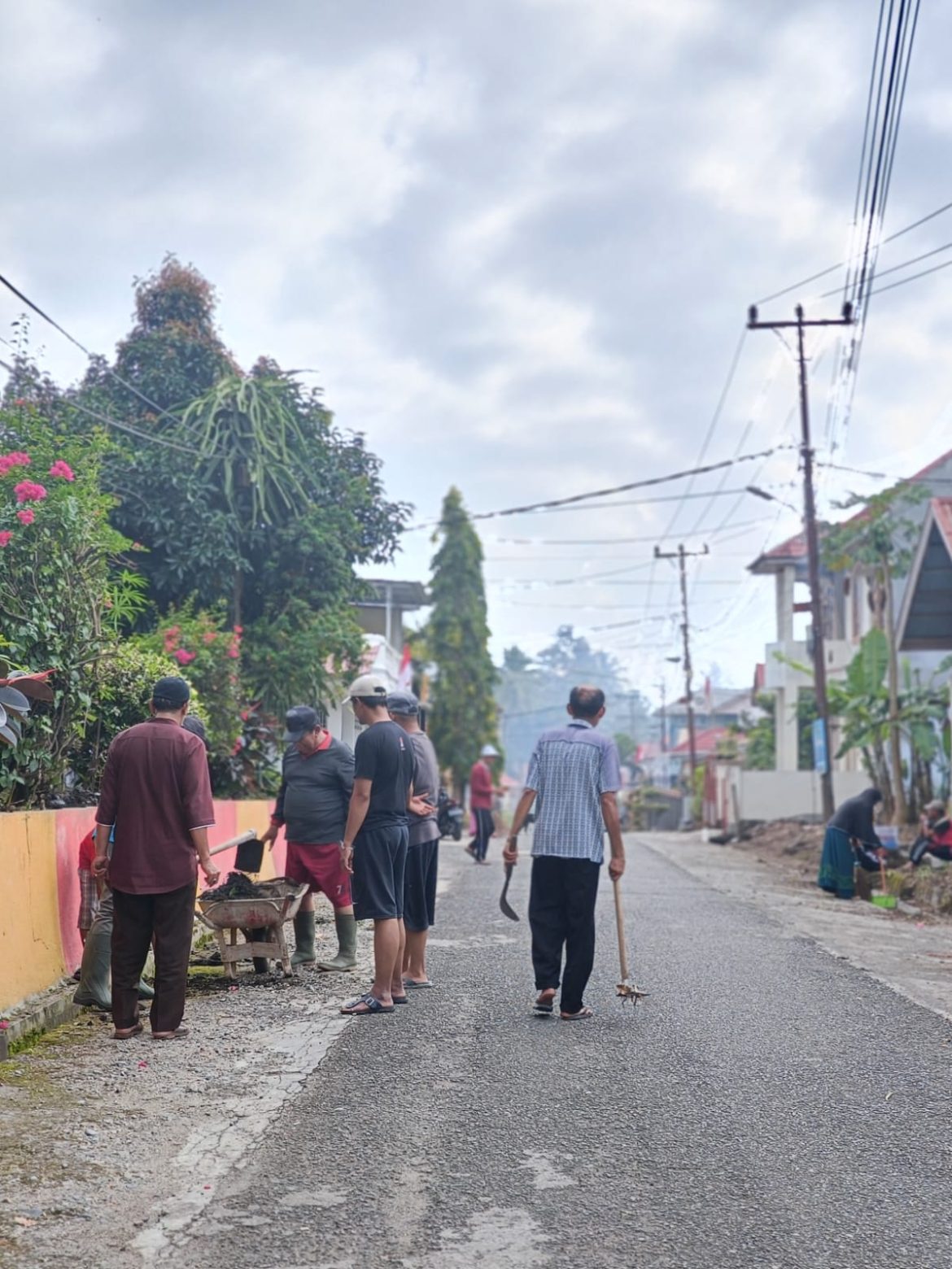 Warga Komplek Arai Pinang 1 Jorong Kubu Rajo Nagari Lima Kaum Lakukan Gotong Royong Bersama