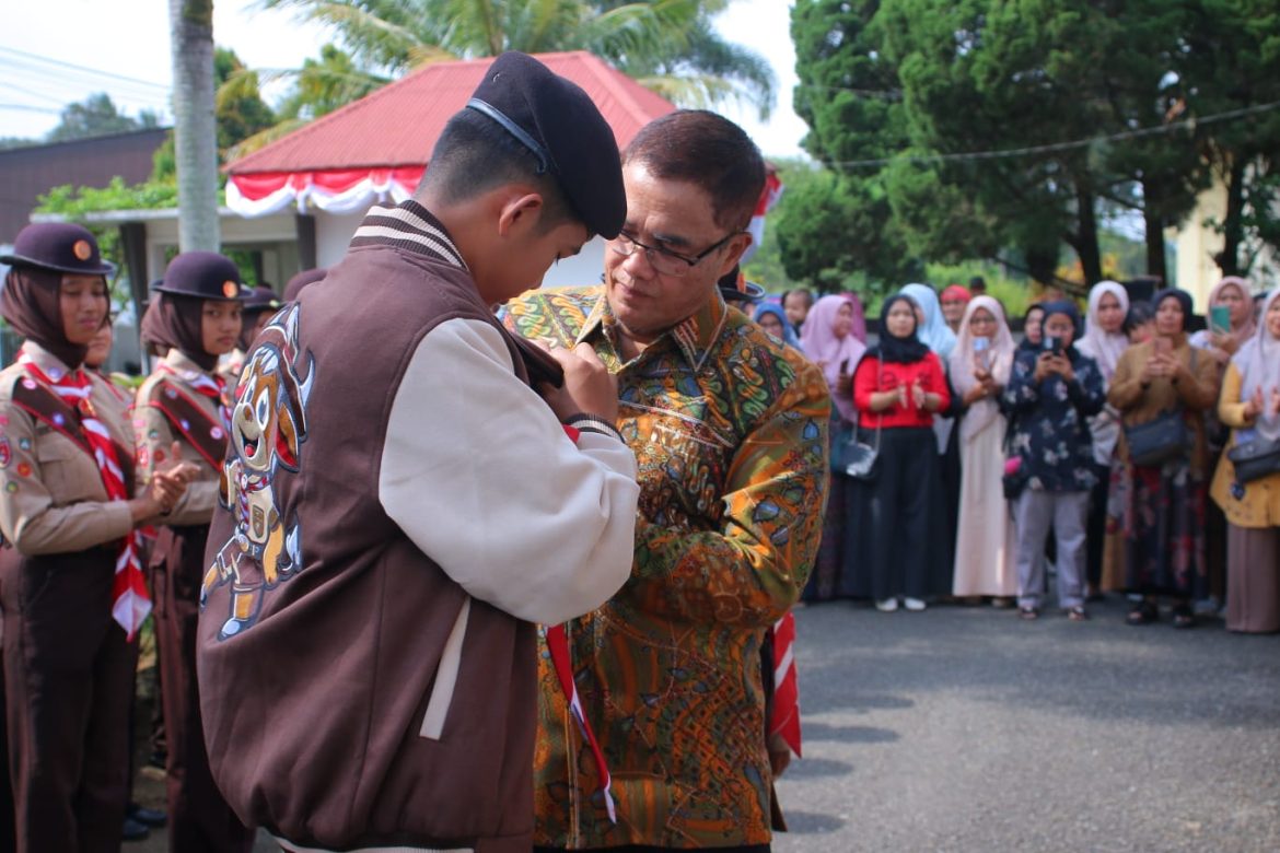 Sekda Rida Ananda  Lepas Kontingen Pramuka Payambuh Ke Jambore Daerah Di Bukittinggi