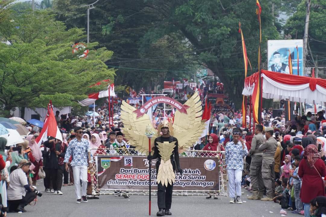 Puluhan Ribu Warga Masyarakat Padang Panjang, batipuh Dan X Koto Saksikan Pawai Allegoris Padang Panjang