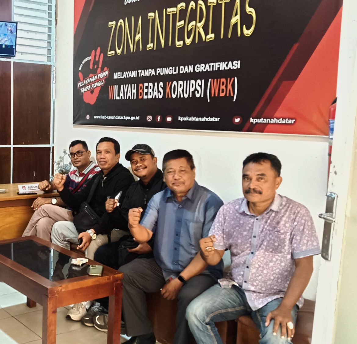 Hari Kedua Masih Sepi Dan Dua Paslon Bupati dan Wakil Bupati Yang Mendaftar Di KPU Tanah Datar, Ini Namanya