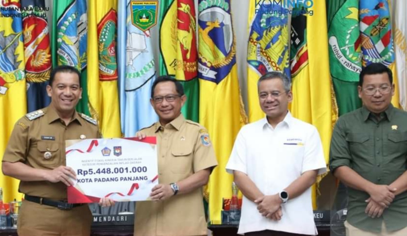 Berhasil Kendalikan Insplansi, Pj Wali Kota Padang Panjang Terima Dana Insentif Fiskal Dari Menteri Dalam Negeri RI
