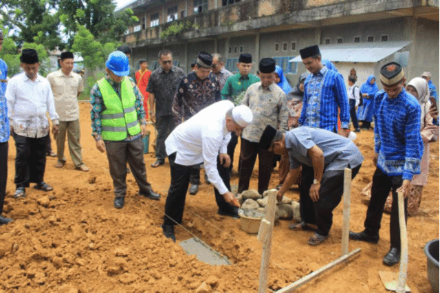 Bupati Hamsuardi  Letakan Batu Pertama Pembangunan Kelas Ponpes Mu’allimin Muhammadiyah Tamiang Ujung Gading