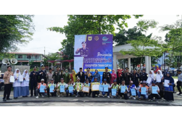Diserahkan Di  Hari Perhubungan, 14 Juru Parkir Dapat  Penghargaan Dari Bupati Tanah Datar