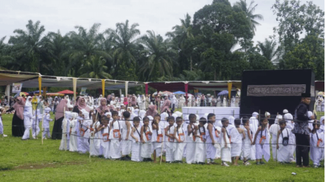 Dibuka Ketua GOW Pasbar, Ratusan Anak TK Nagari Kinali Ikuti Peragaan Manasik Haji