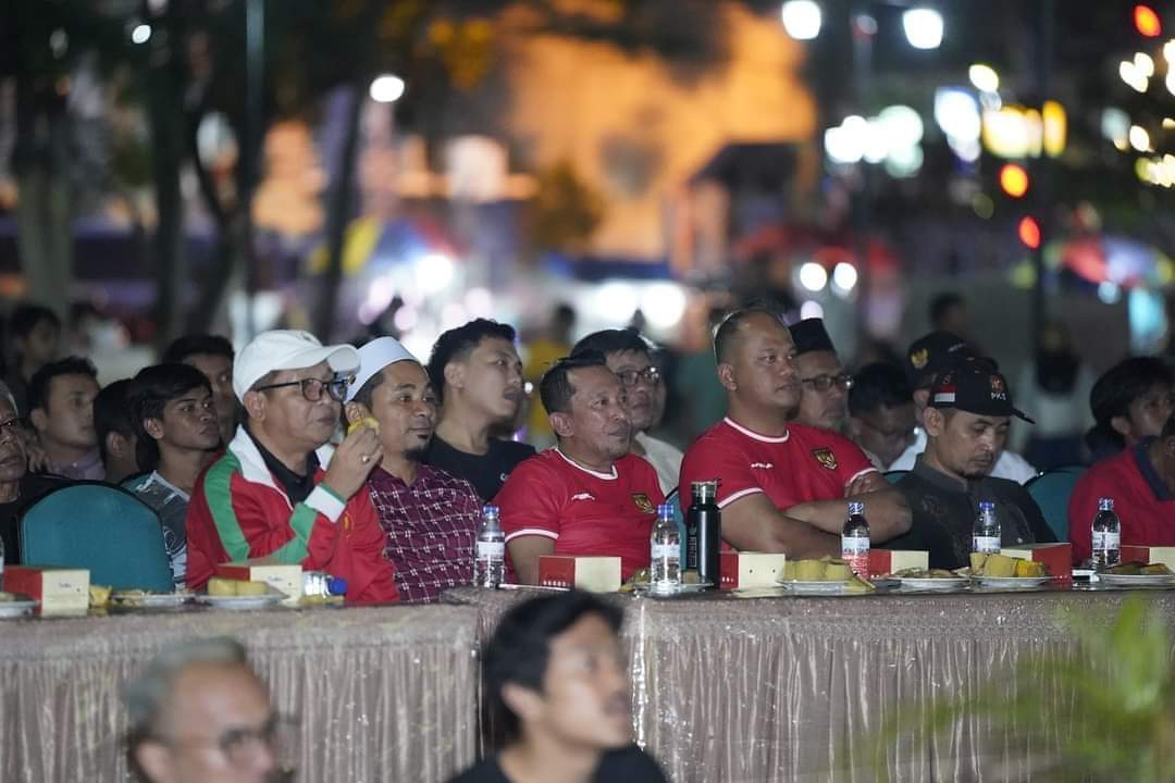 Bupati Tanah Datar Nonton Bareng Sama Warga Batusangkar
