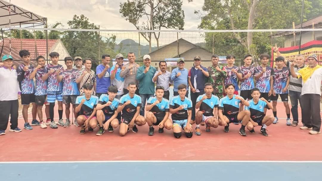 Bupati Eka Putra Buka Open Turnamen Bola Voly Cup 1 di lapangan Bola Voly Tanjung Ambacang  Lintau Buo Utara