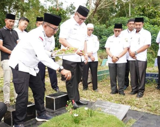 Bupati Eka Putra Ziarah Ke Makam H. Irdinansyah Tarmizi (Alm) Di Nagari Tapi Selo Lintau Buo Utara