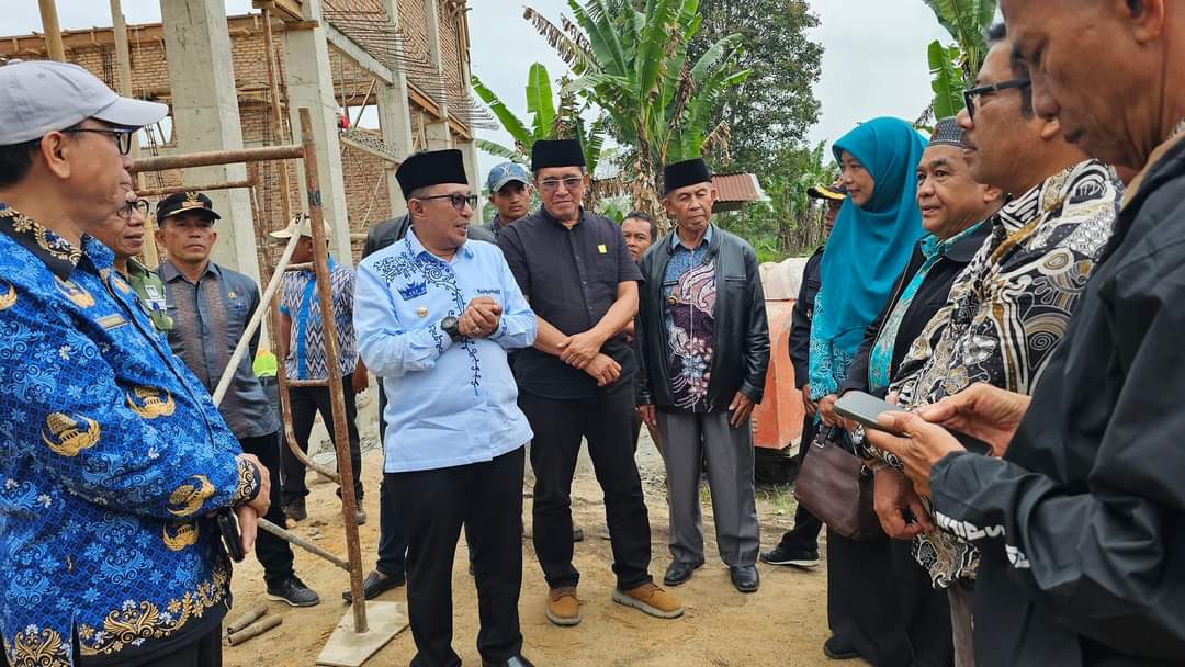 Bupati Eka Putra Tinjau Pembangunan Sentra (Pabrik Mini) IKM olahan Holtikultura Tomat dan Cabe di Nagari Lawang Mandahiling