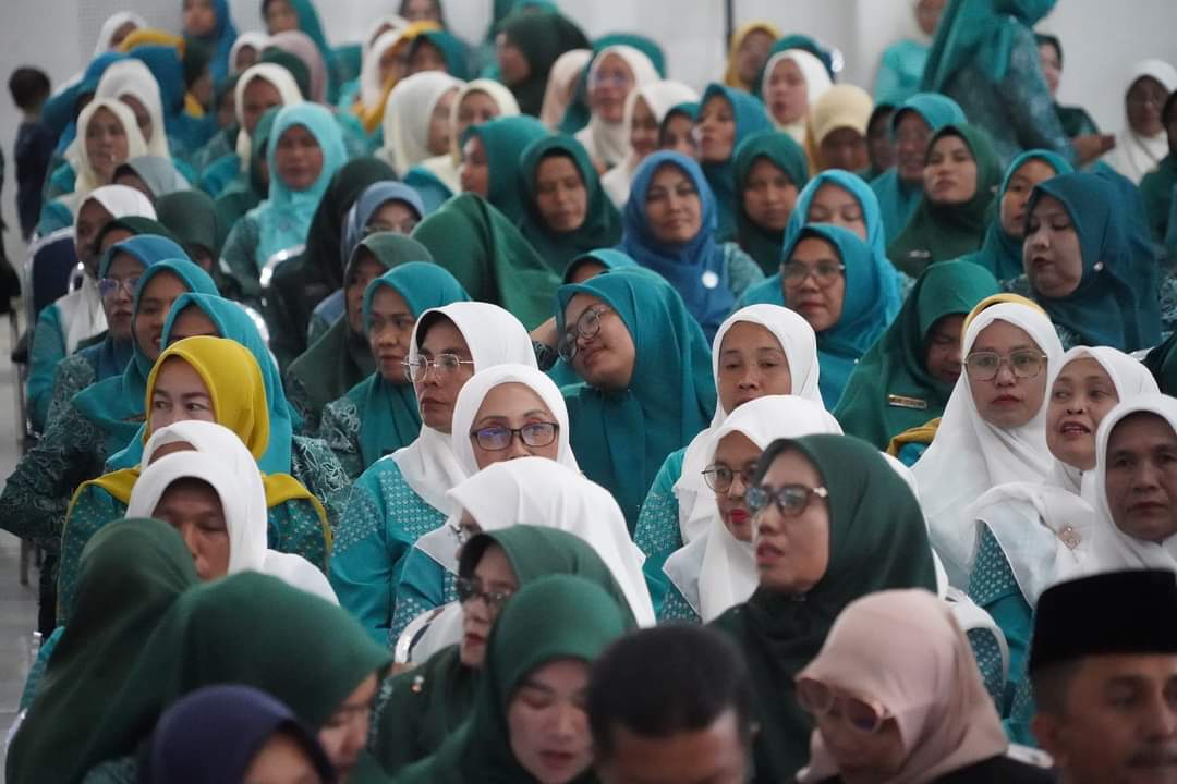 Ribuan Kader PKK Mulai Dari Tingkat Jorong Sampai Tingkat Kabupaten  Berkumpul Di Gedung Nasional Batusangkar, Ada Apa ?