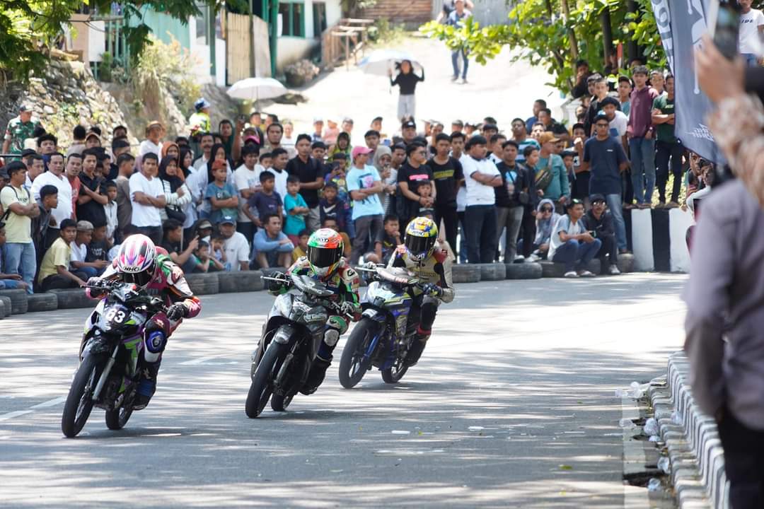 Dibuka Bupati Eka Putra, Ribuan Warga Saksikan Cup Race di Sirkuit Non Permanen Lapangan Cindo Mato Batusangkar