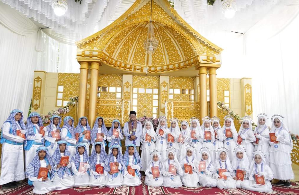 Bupati Eka Putra Hadiri  Khatam Al-Quran TPA/TPSA Baitul Qu’ran  Di Mushalla Nagari Saruaso Kecamatan Tanjung Emas