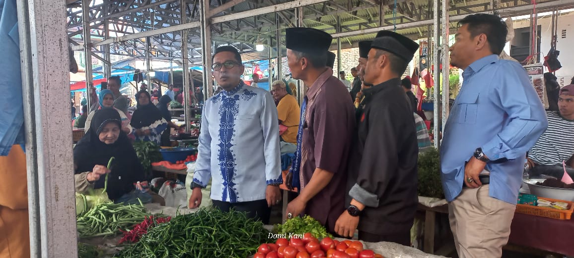 Kampanye Perdana, Kedatangan Eka Putra Disambut Hangat Pedagang, Saat Mengunjungi Pasar Salimpaung