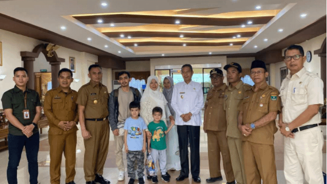 Dievakuasi Dari Lebanon, Kedatangan Warga Asal Pasbar Disambut  Plt  Bupati