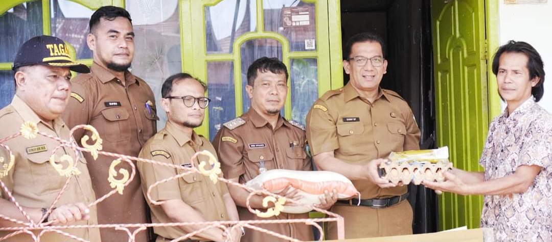 Pj Wali Kota Padang Panjang Serahkan Bantuan Terdampak Banjir Di RT 2 Pasar Usang