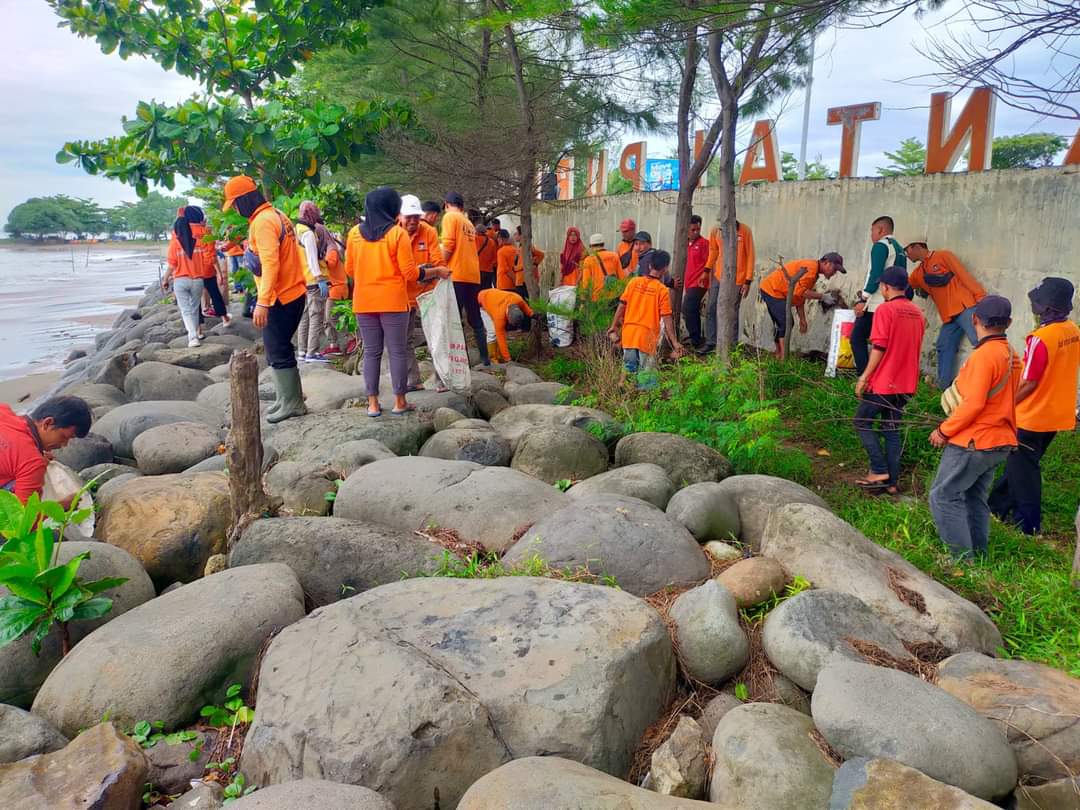 Pj Wako Andree Algamar  Pimpin Aksi Bersih-bersih Kawasan Pantai Pantai Muaro Lasak, Kecamatan Padang Barat 