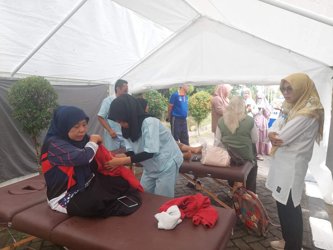 Ini Di Kota Padang, ASN Yang Ikut Senam Dapat Cek Kesehatan Dan Pijat Gratis