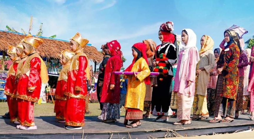 40 Peserta Ikut  Lomba Fashion Show Baju Saisuak di Desa Wisata Kubu Gadang Padang Panjang